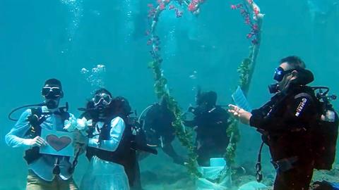 Ζευγάρι παντρεύτηκε με πολιτικό γάμο στον... βυθό της Αλλονήσου