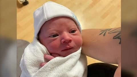 Δεν πρόλαβε να φτάσει στο μαιευτήριο και γέννησε μέσα στο αυτοκίνητο!