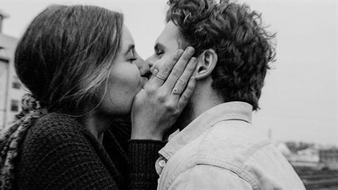 «Ανακάλυψα τυχαία πως ο επί 6 χρόνια σύντροφός μου είναι… αδερφός μου!»