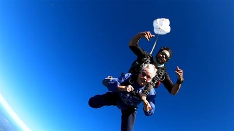 Σούπερ γιαγιά γιορτάζει τα 91α γενέθλιά της κάνοντας... ελεύθερη πτώση!