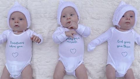 Απέκτησε πανομοιότυπα τρίδυμα με φυσικό τρόπο στα... 46 της!