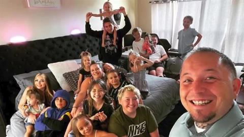 «Μας λυπούνται επειδή έχουμε 18 παιδιά αλλά εμείς είμαστε πανευτυχείς!»