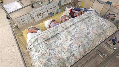 Ζευγάρι απέκτησε 4δυμα με φυσικό τρόπο - συμβαίνει 1 στις 700.000!