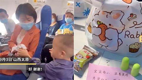 Μαμά σε αεροπλάνο μοίρασε γλυκά και ωτοασπίδες, σε περίπτωση που κλάψει ο γιος της