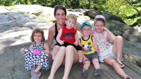 Μόνη μαμά υιοθέτησε 4 αδερφάκια για να μην μεγαλώσουν χωριστά