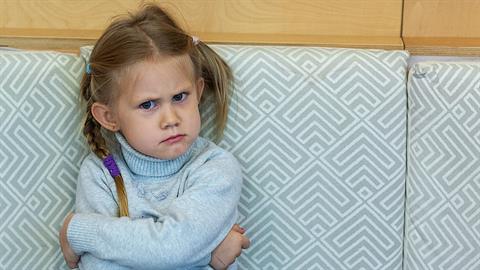 Πώς να βάλετε όρια σε ένα πεισματάρικο παιδί που… δεν ακούει με τίποτα!