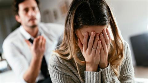 Ο πρώην άντρας της αδερφής μου τη μειώνει μπροστά στο παιδί τους. Τι μπορώ να κάνω;