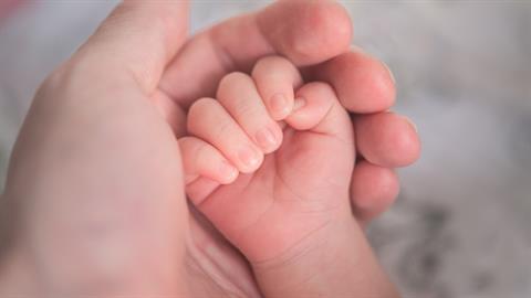 Βρέφος 2 μηνών πέθανε ξαφνικά από άγνωστα αίτια - το βρήκε αναίσθητο η μαμά του