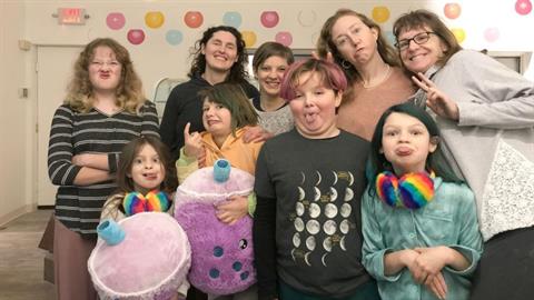 4 μόνες μαμάδες συγκατοίκησαν και μεγαλώνουν τα παιδιά τους όλες μαζί! 