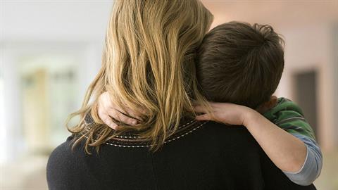 Μαμά πρόλαβε και έσωσε τον γιο της πριν της τον κλέψουν μαζί με το αυτοκίνητό της