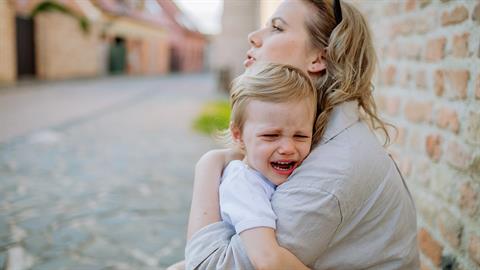 Στοργική ανατροφή: ο νέος τρόπος διαπαιδαγώγησης που έγινε… viral