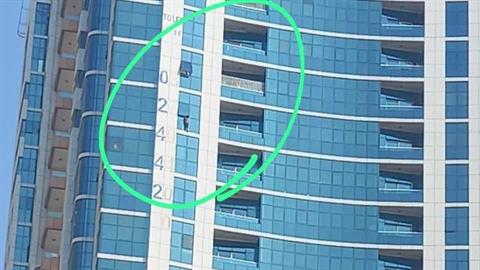 5χρονος σώθηκε από θαύμα: κρεμόταν για 10 λεπτά από παράθυρο του 13ου ορόφου!