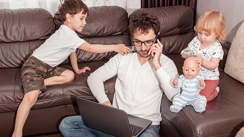 Μπαμπάς μετά από 4 μήνες γονικής άδειας: «τώρα καταλαβαίνω γιατί φλιπάρουν οι μαμάδες»