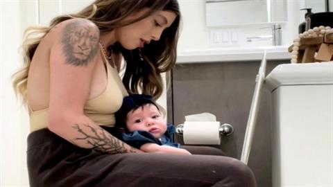 Έμαθε στην κόρη της να χρησιμοποιεί την τουαλέτα από 8 εβδομάδων: «άξιζε τον κόπο!»