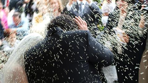 Καλεσμένοι έριξαν ρύζι σε νεόνυμφους με... φτυάρια και κουβάδες!