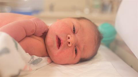 Έγκυος γέννησε ακριβώς έξω από το μαιευτήριο... μέσα στο αυτοκίνητο!