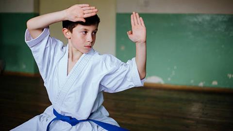 8χρονος που ξέρει καράτε τα έβαλε με ληστή και τον ακινητοποίησε!