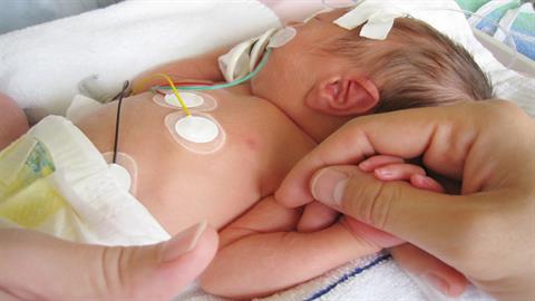 Δεν ήξερε ότι είναι έγκυος και γέννησε ξαφνικά στη... λεκάνη της τουαλέτας!