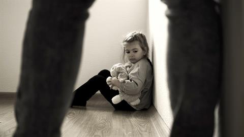 Αδερφές κατήγγειλαν τους γονείς τους για κακοποίηση: «γνώριζε όλη η γειτονιά!»