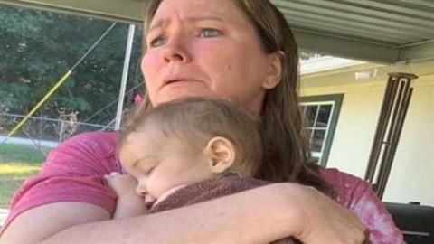 Γονείς έσωσαν εγκαταλελειμμένο μωράκι και θέλουν να το υιοθετήσουν