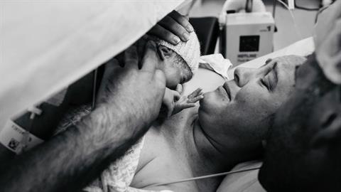 Ο τοκετός με καισαρική δεν σε κάνει λιγότερο γενναία ή λιγότερο μαμά