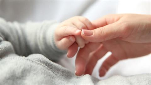 Αποσωληνώθηκε το 4 μηνών βρέφος που κακοποιήθηκε από τον πατέρα του