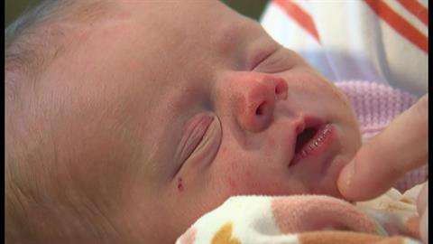 Γέννησε ακριβώς έξω από το σπίτι της... μέσα στο ασθενοφόρο!