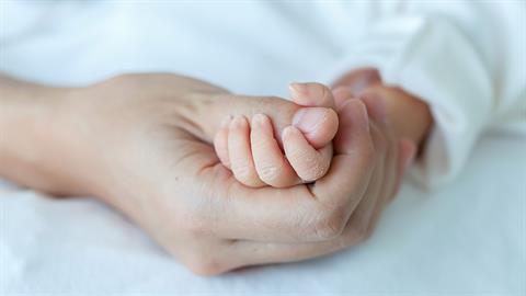 15 μηνών μωράκι βρήκε τραγικό θάνατο - κατάπιε στα κρυφά ένα καρύδι