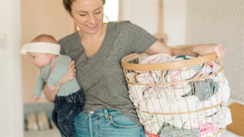 Μητρότητα θα πει να καταρρέεις από την αυπνία, αλλά να συνεχίζεις ακάθεκτη!