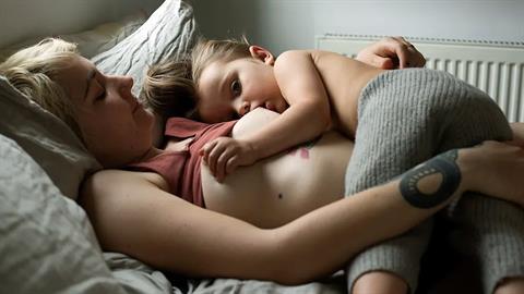 12 πορτρέτα θηλασμού που αποτυπώνουν το μεγαλείο και τη δύναμη της μητρότητας