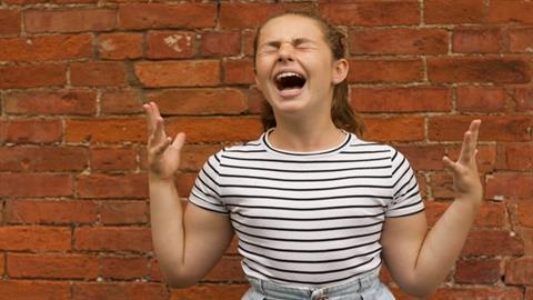 Εφηβεία είναι όταν το παιδί συμπεριφέρεται πότε σαν 4 ετών και πότε σαν 24