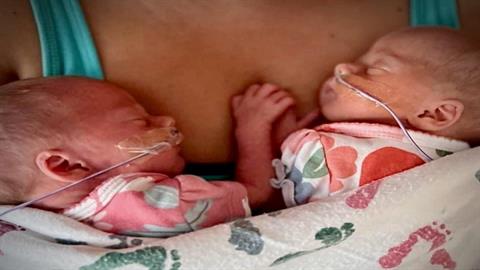 Μια ολόκληρη γειτονιά ενώθηκε για να βοηθήσει διδυμάκια που έχασαν τη μαμά τους