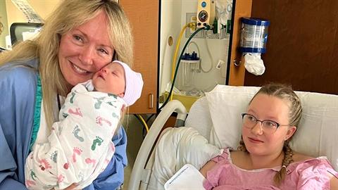 Mαία ξεγέννησε την εγγονή της και έγινε η πιο ευτυχισμένη προγιαγιά στον κόσμο!