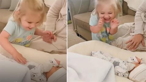 3χρονη συναντά για πρώτη φορά τον αδερφούλη της και η χαρά της δεν περιγράφεται!