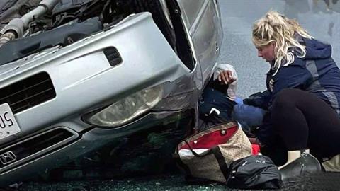 Σούπερ έγκυος έσωσε θύμα τροχαίου και λίγο μετά γέννησε το μωρό της!