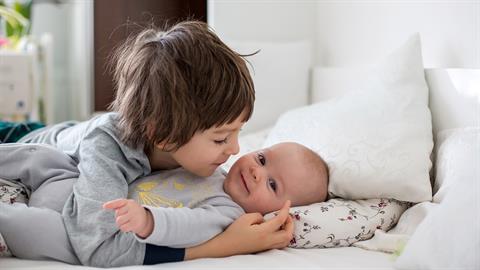 Τα μεγαλύτερα αδέρφια είναι οι αφανείς ήρωες της οικογένειας