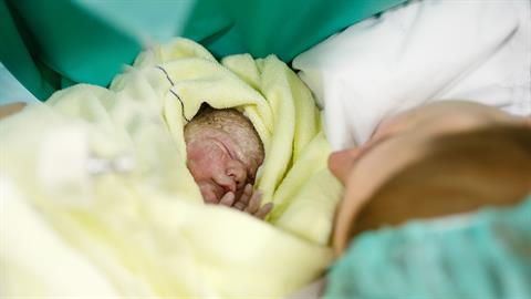 Έμαθε ότι είναι έγκυος 48 ώρες πριν γεννήσει: «ήταν το καλύτερο δώρο!»