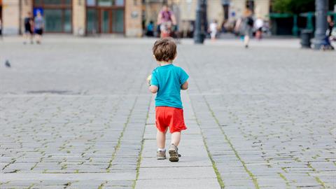 Ξέχασαν 2χρονο έξω από παιδικό σταθμό - περιπλανιόταν μόνο του στον δρόμο
