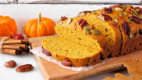 Πώς να φτιάξετε το πιο αφράτο κέικ κολοκύθας!