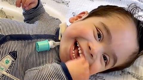 3χρονος που πέρασε όλη του τη ζωή στο νοσοκομείο, πάει για πρώτη φορά σπίτι του!