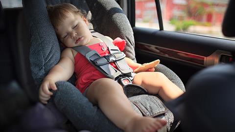 Παππούς ξέχασε την 1 έτους εγγονή του σε νοικιασμένο αυτοκίνητο