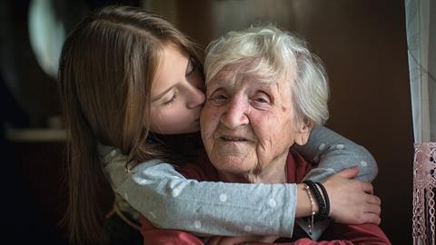 9χρονη «τέρας ψυχραιμίας» έσωσε την γιαγιά της, όταν εκείνη λιποθύμησε ξαφνικά!