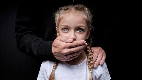 Έφηβος έσωσε 10χρονο κοριτσάκι από αδίστακτο απαγωγέα έξω από το σχολείο της!