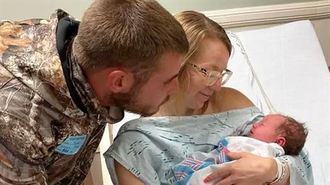 Ετοιμόγεννη δεν πρόλαβε να μπει στο μαιευτήριο και γέννησε στο πάρκινγκ!