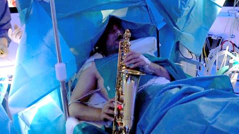 Ασθενής παίζει σαξόφωνο ενώ τον χειρουργούν στον εγκέφαλο!