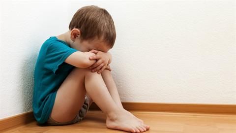 «Η τιμωρία στο παιδί λύνει το πρόβλημα προσωρινά και ποτέ σε βάθος»