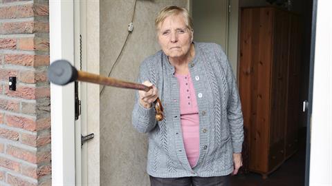 Απίστευτη γιαγιά έσωσε ηλικιωμένη γειτόνισσα από τα χέρια αδίστακτου ληστή!