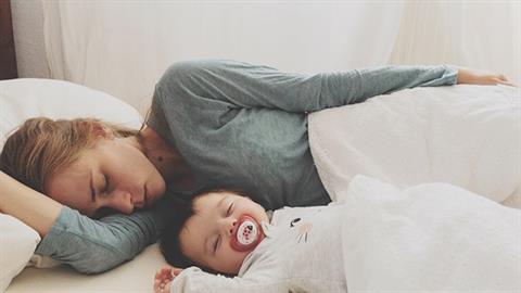 «Πριν γίνω μαμά ήμουν κατά της συγκοίμησης - πλέον τη λατρεύω»