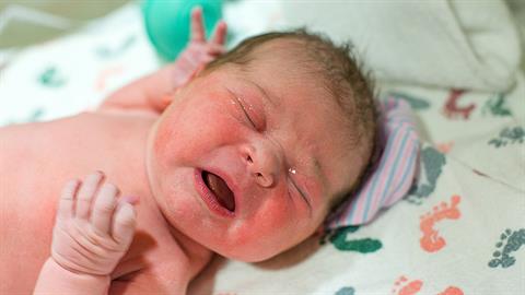 Δεν είχε ιδέα ότι ήταν έγκυος μέχρι που γέννησε... στον καναπέ της!