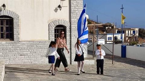 Οι 3 μαθητές του νησιού Θύμαινα παρέλασαν με τη γαλανόλευκη!